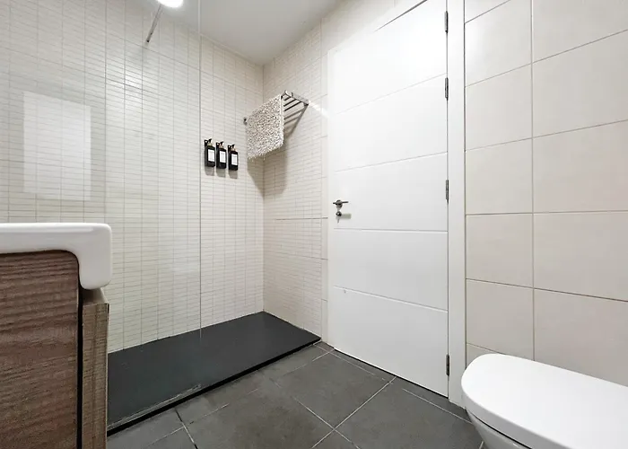 - Sleeps 4 - Parking - Close شقة