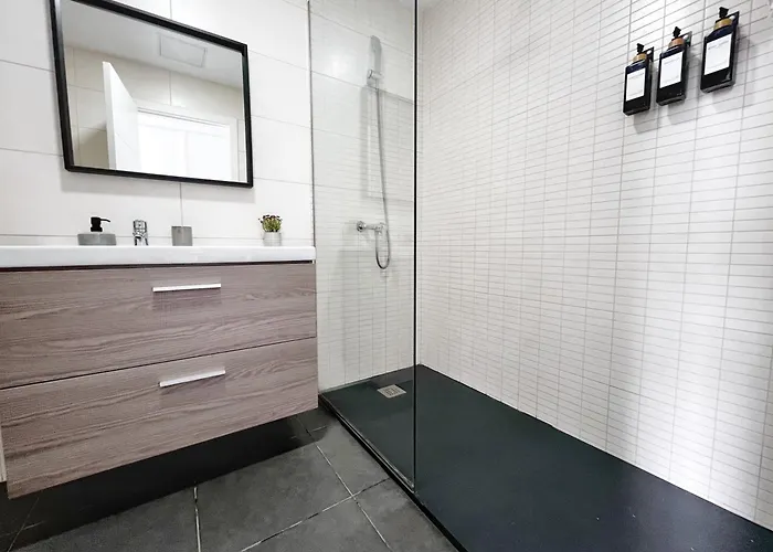 - Sleeps 4 - Parking - Close شقة