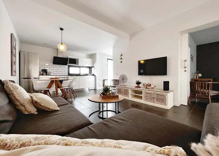 - Sleeps 4 - Parking - Close شقة