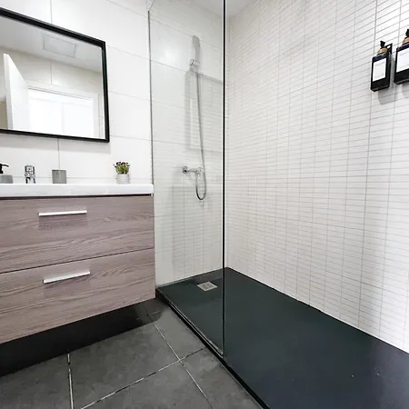 - Sleeps 4 - Parking - Close Apartament