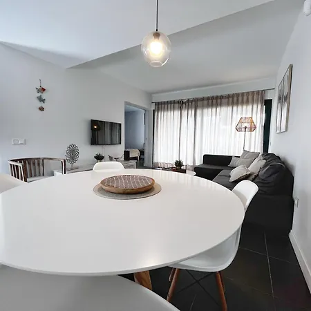 Apartment - Sleeps 4 - Parking - Close *