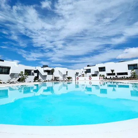 - Sleeps 4 - Parking - Close Apartment