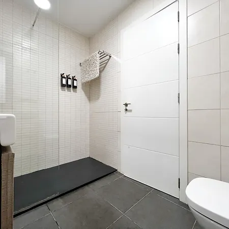 - Sleeps 4 - Parking - Close Apartment