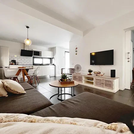 - Sleeps 4 - Parking - Close Apartment